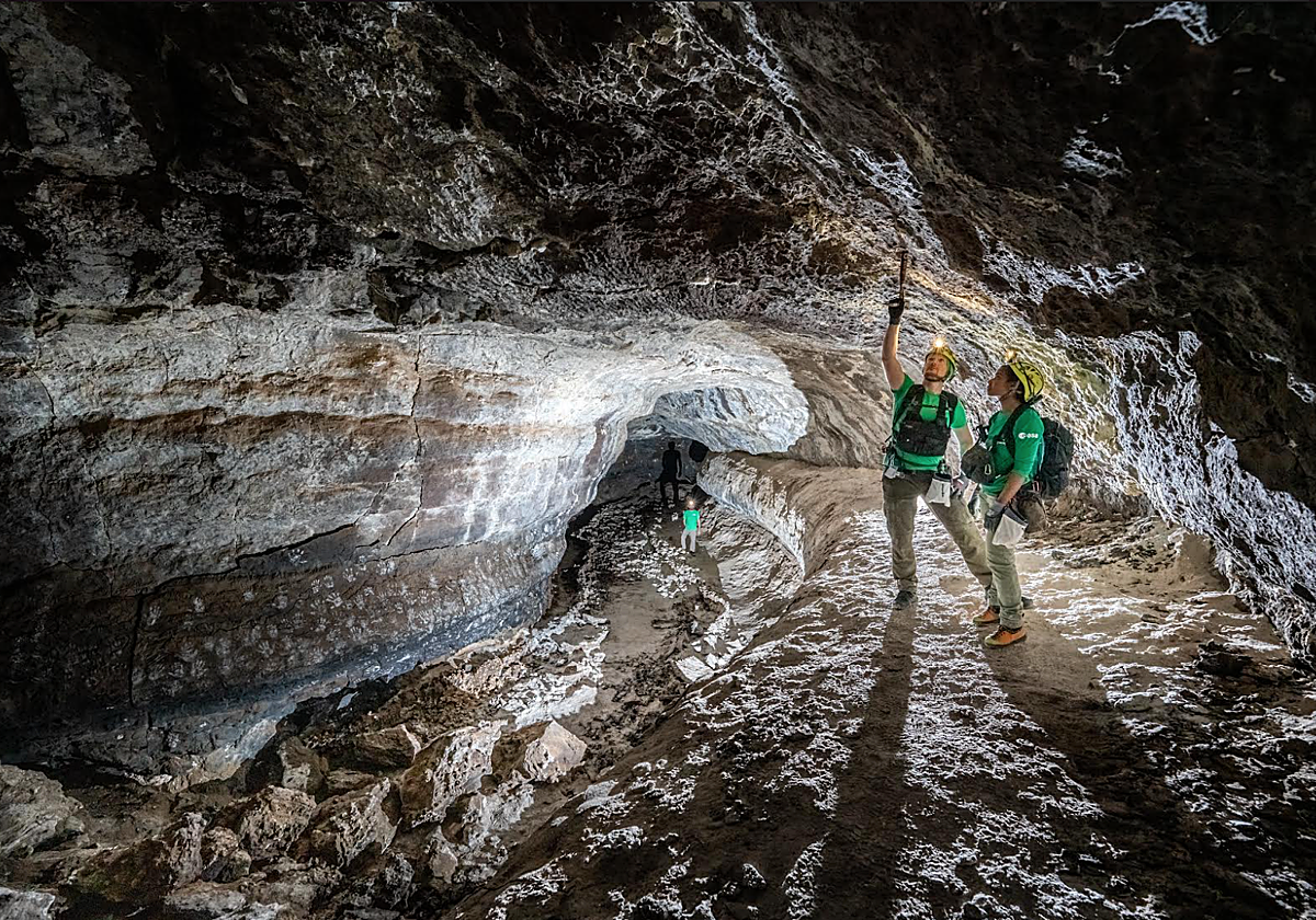 Los astronautas entrenando en un tubo volcánico del volcán de La Corona, En Lanzarote