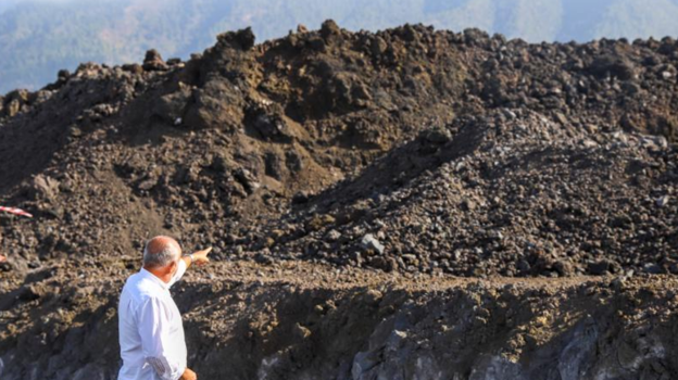 Ricardo señala su parcela, bajo la lava que destruyó su casa