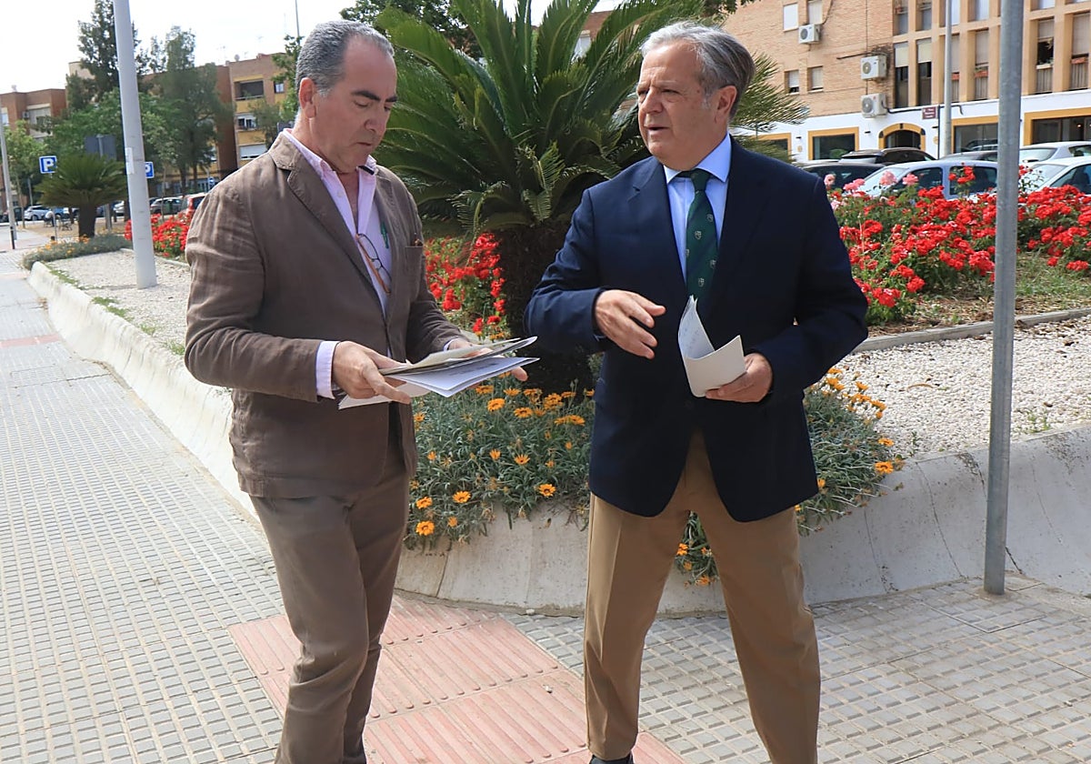 Salvador Fuentes (derecha) junto al concejal de Contratación Antonio Álvarez