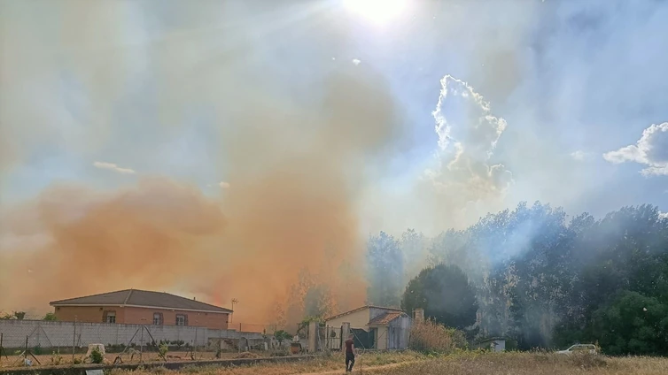 Los servicios de emergencias, el cambio del viento y el alcalde con un tractor acaban con un incendio en Hormigos