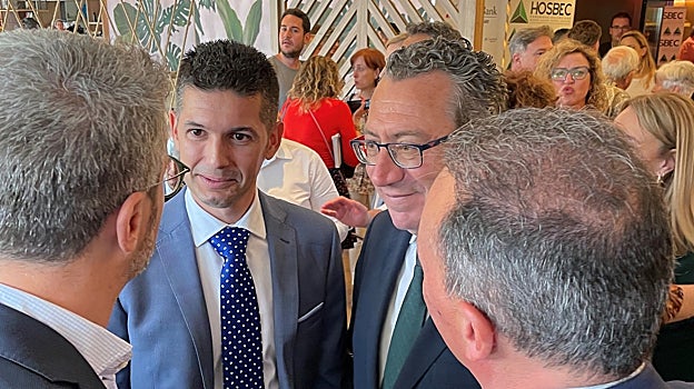 El presidente de los hoteleros de Hosbec, Fede Fuster, junto al alcalde de Benidorm, Toni Pérez, y otros asistentes a la asamblea general