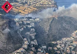Evacuan por un incendio a un centenar de vecinos de chalés de lujo junto al mar en Teulada