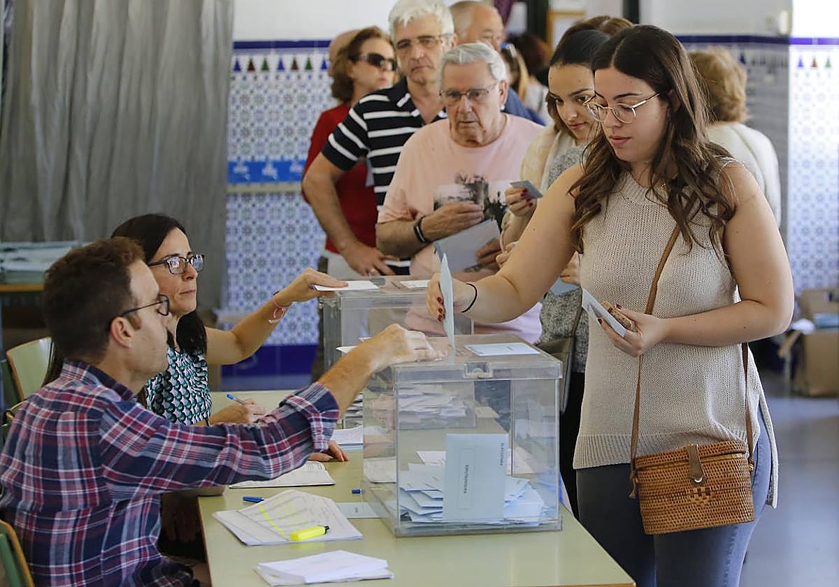 Miembros de una mesa electoral en Córdoba durante las últimas municipales