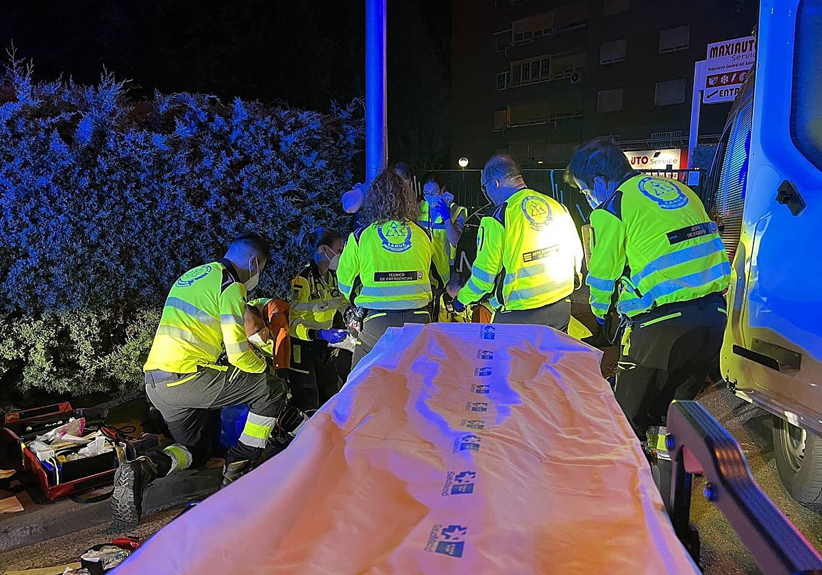 Los equipos del SAMUR atendiendo a uno de los heridos por arma blanca de esta madrugada en Madrid