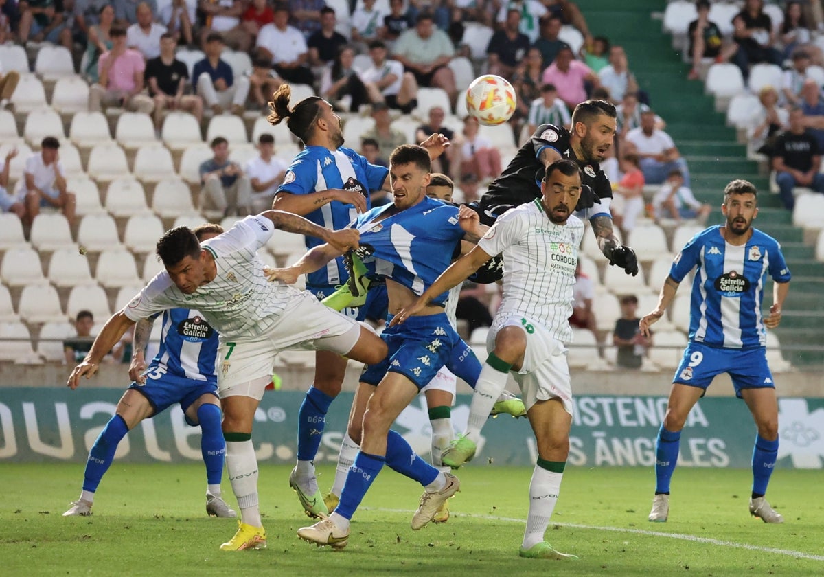 Disputa entre los jugadores del Córdoba y el Deportivo en El Arcángel