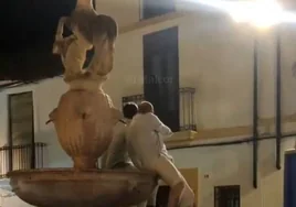 (En vídeo) Dos jóvenes se suben a la fuente del Potro en las Cruces de Mayo de Córdoba