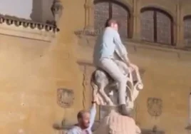 (En vídeo) Dos jóvenes se suben a la fuente del Potro en las Cruces de Mayo de Córdoba