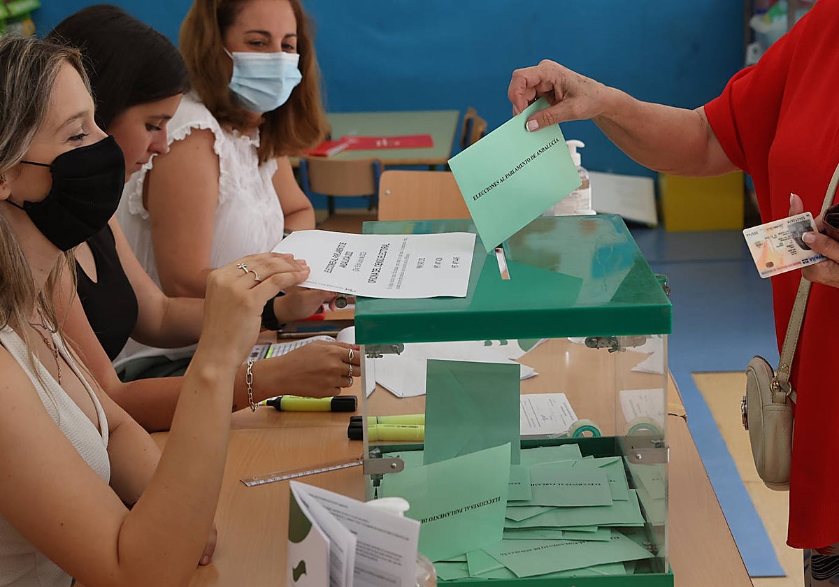 Mujeres en una mesa electoral en las andaluzas de 2022