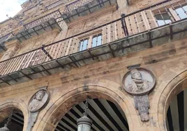 Salamanca incorpora un nuevo rostro a los medallones de su Plaza Mayor