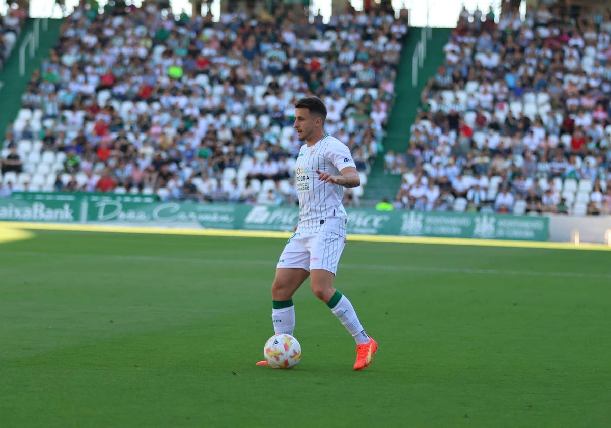 Ekaitz Jiménez conduce el balón durante un partido esta temporada en El Arcángel