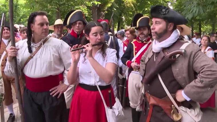 La recreación del Levantamiento del 2 de mayo llena el parque del Retiro de Madrid
