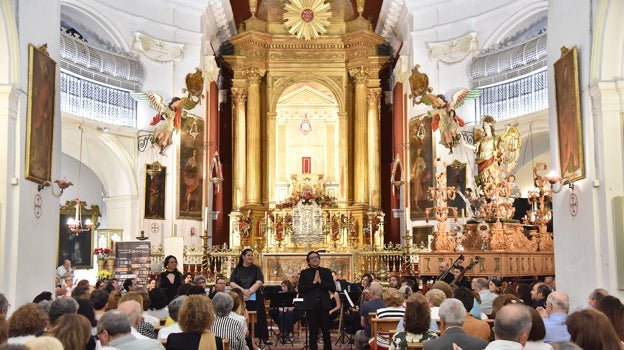 El camarín luce vacío, ocupado por un banderín de la hermandad, y el paso está a la derecha