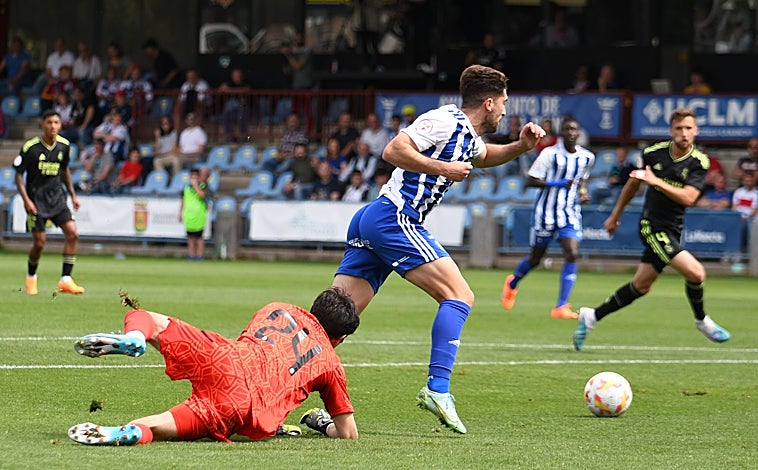 Imagen principal - El portero intenta parar al jugador Escudero y el árbitro pita penalti. En otra imagen, Rául González y Pedro Díaz. En la tercera fotografía, un lance del partido
