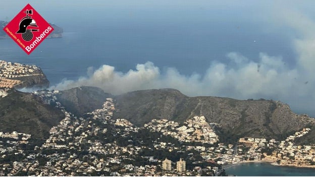 Panorámica de la zona residencial de lujo donde se ha declarado el fuego