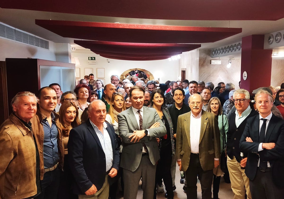 Manuel Carlos Vallejo (centro) con miembros de la candidatura y la dirección de JM+