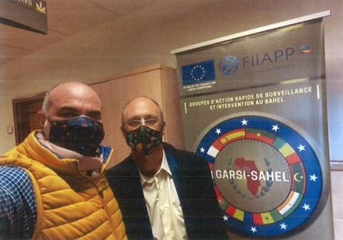 El Mediador y un empresario imputado posan en la Guardia Civil con el logo de GAR-SI Sahel // Vídeo: ABC Investiga: Las claves del caso Mediador