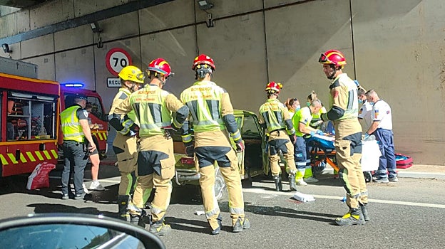 Bomberos en el lugar del accidente en la TO-23