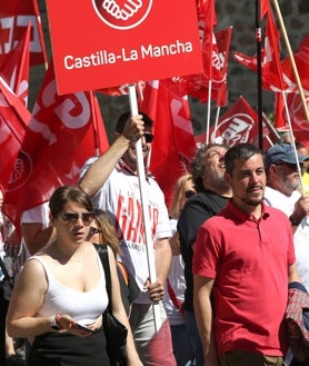 Imagen secundaria 2 - Algunos de los manifestantes que han participado en la manifestación del 1 de Mayo en la capital regional