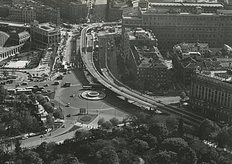 Imagen secundaria 1 - Arriba y abajo a la derecha, imágenes de la construcción del scalextric de Atocha. Abajo, izq., aspecto general del paso elevado, ya finalizado