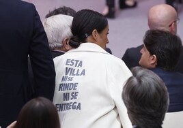 «Esta Villa ni se rinde ni se entrega»: el abrigo con mensaje de Begoña Villacís en el Dos de mayo