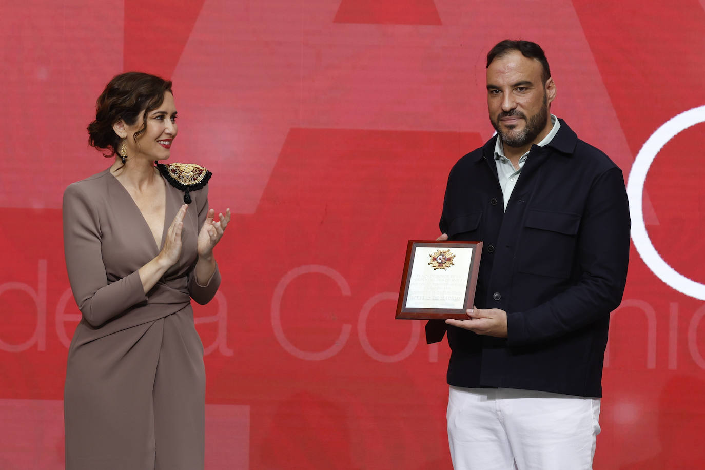 Del frío saludo entre Ayuso y Bolaños a la parada militar: las mejores imágenes del 2 de mayo en Madrid