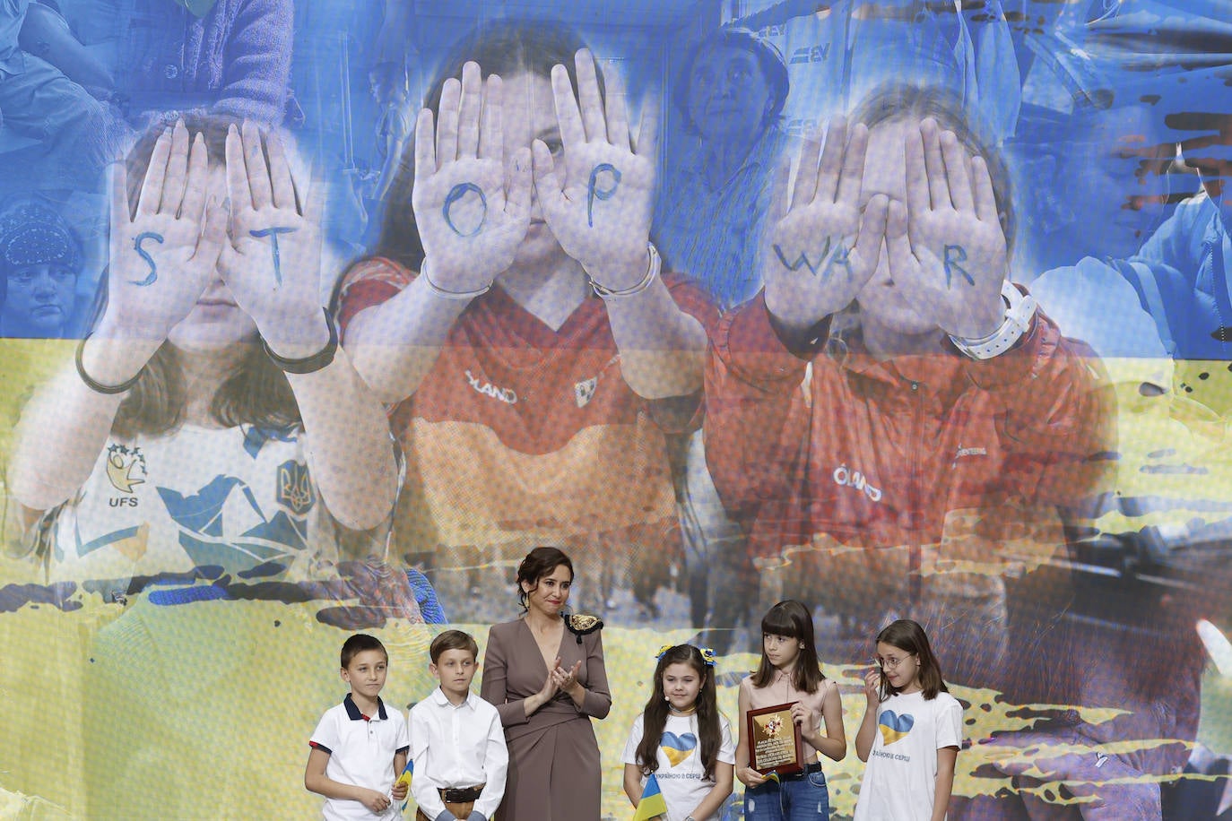 Del frío saludo entre Ayuso y Bolaños a la parada militar: las mejores imágenes del 2 de mayo en Madrid
