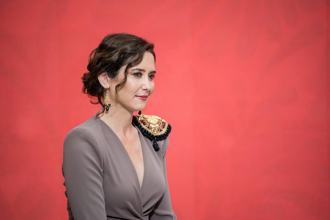 Del frío saludo entre Ayuso y Bolaños a la parada militar: las mejores imágenes del 2 de mayo en Madrid