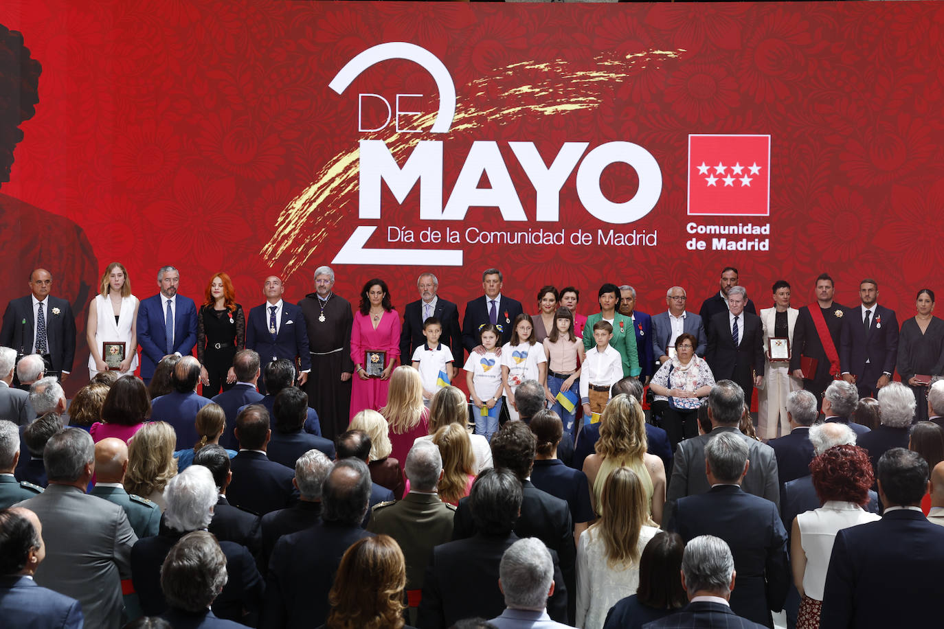 Del frío saludo entre Ayuso y Bolaños a la parada militar: las mejores imágenes del 2 de mayo en Madrid