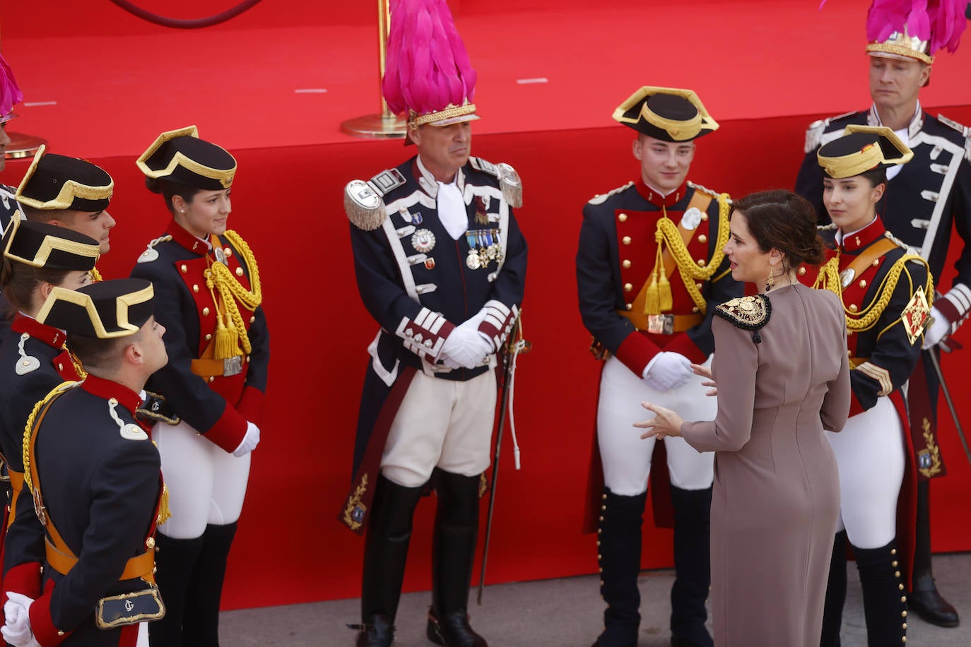 Del frío saludo entre Ayuso y Bolaños a la parada militar: las mejores imágenes del 2 de mayo en Madrid