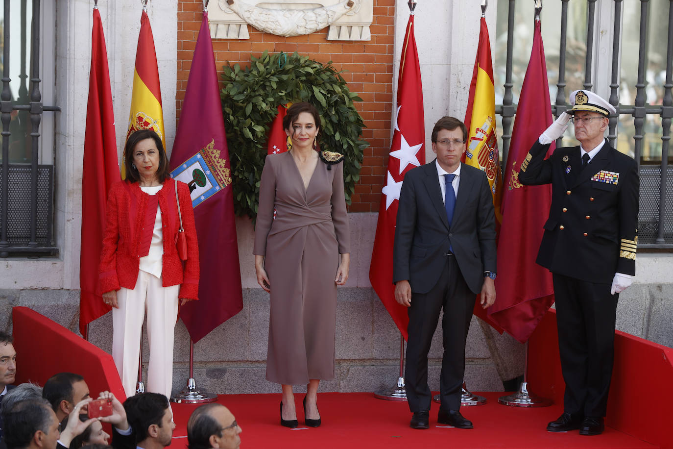 Del frío saludo entre Ayuso y Bolaños a la parada militar: las mejores imágenes del 2 de mayo en Madrid