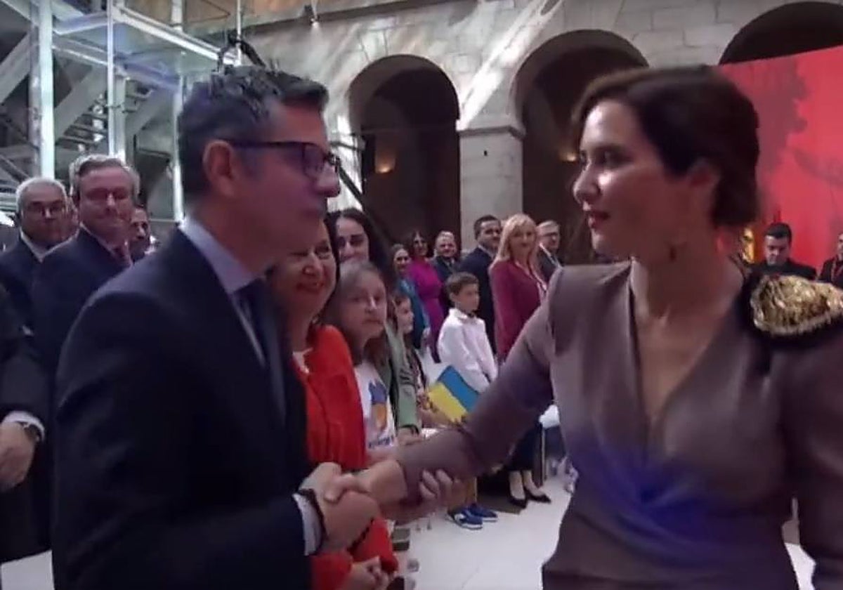 Del frío saludo entre Ayuso y Bolaños a la parada militar: las mejores imágenes del 2 de mayo en Madrid