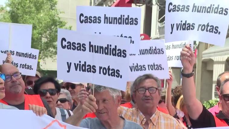 Así ha sido la concentración de los afectados por la línea 7b de Metro