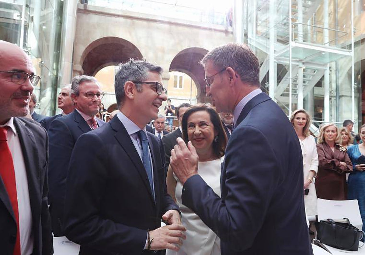 El ministro Bolaños charla con Feijóo, ante la ministra Margarita Robles