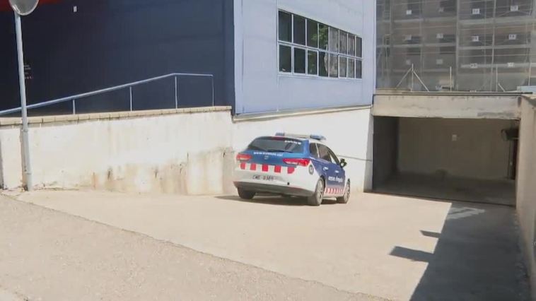 Los Mossos registran el domicilio del detenido por el asesinato a tiros de un menor en Sant Hipòlit de Voltregà, en Barcelona