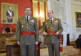 La Academia de Artillería de Segovia entrega al jefe de la UME el sable del Premio 'Daoíz