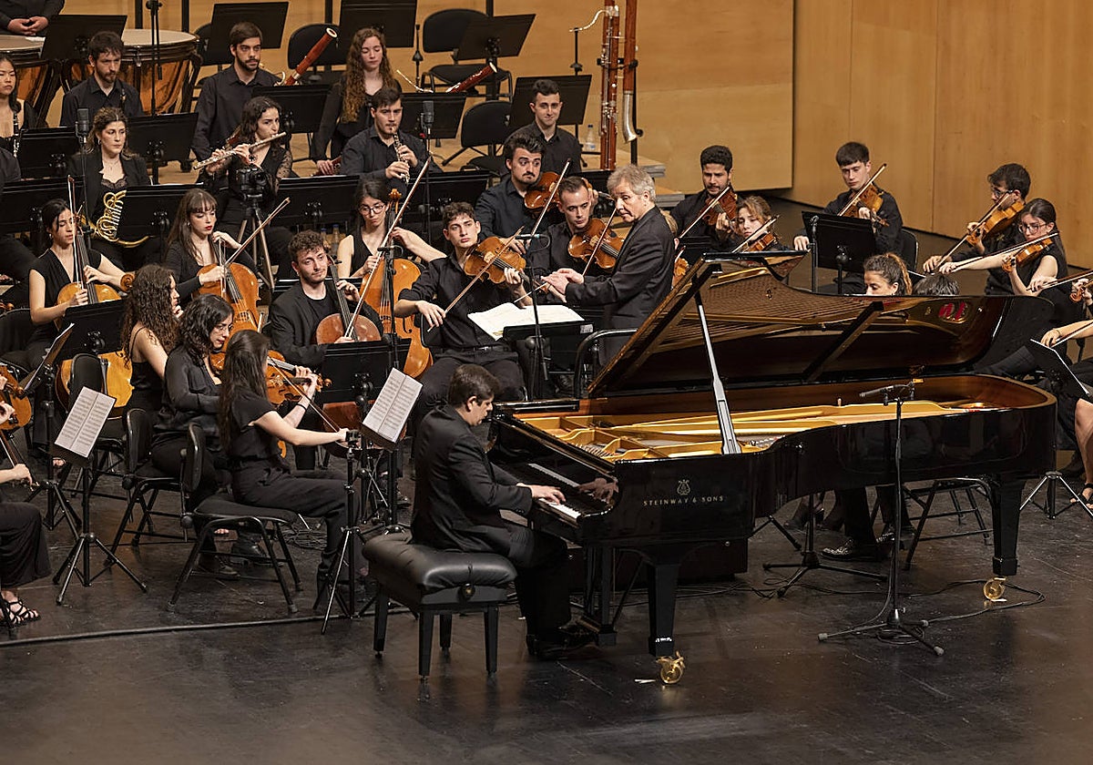 La 'OSCyL Joven', en su estreno en el Lienzo Norte de Ávila, junto a Thierry Fischer y Javier Perianes