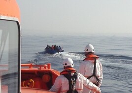 Rescatados en Almería ocho varones de una patera que llevaba casi una semana en el mar