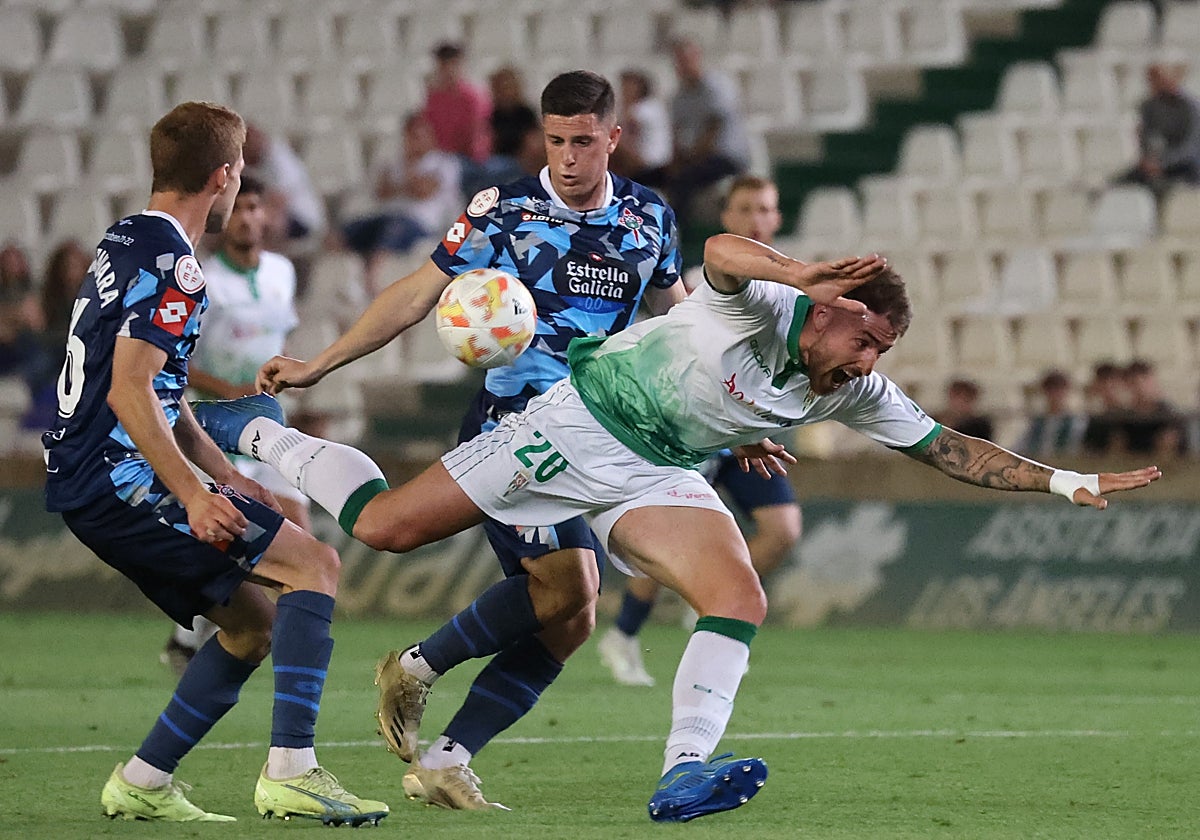 Casas cae al suelo en medio de dos defensas visitantes que le quitan el balón