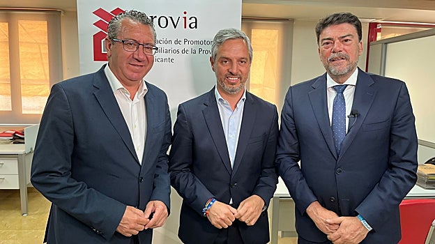 El alcalde de Alicante, Luis Barcala, con el vicesecretario de Economía del Partido Popular (PP), Juan Bravo, Juan Bravo, y el presidente provincial del PP, Toni Pérez