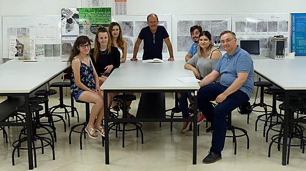 Bernard Minier, con el equipo de Criminalística de la Facultad de Derecho de la Universidad de Salamanca