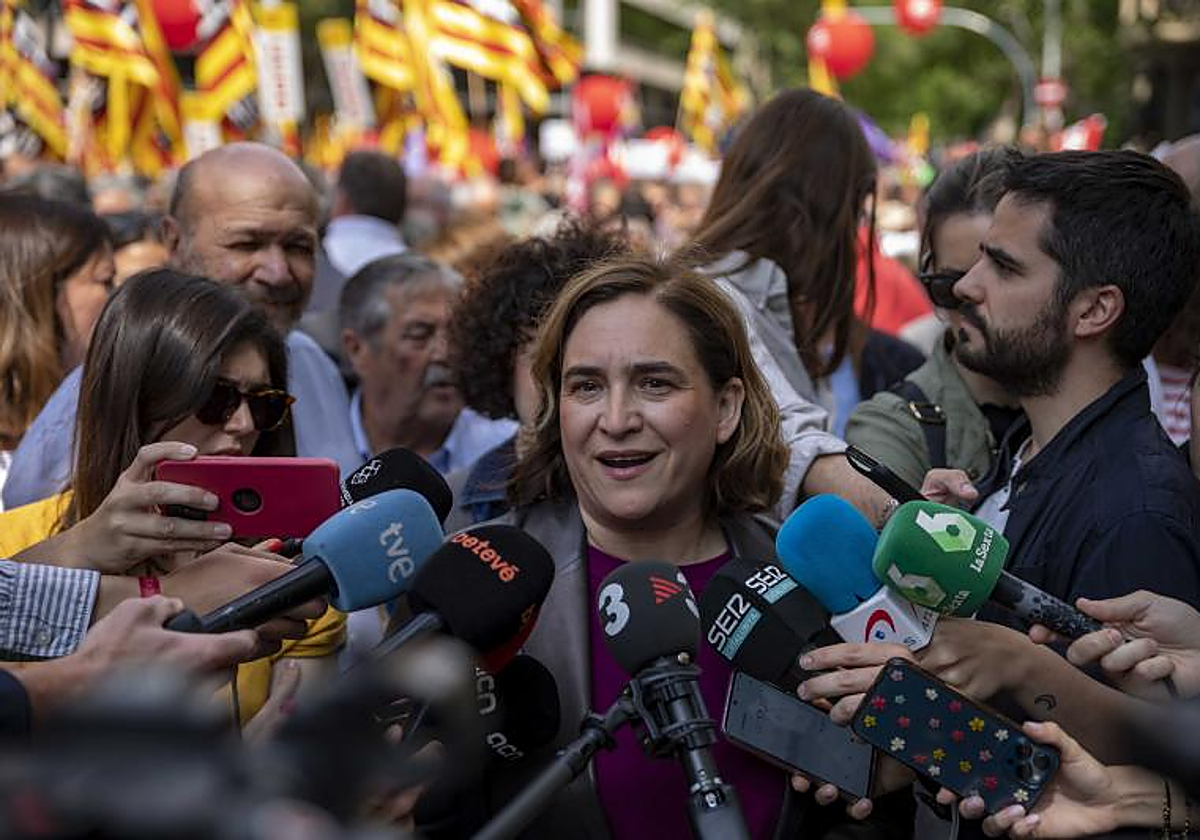 Ada Colau, alcaldesa de Barcelona, atendiendo a los medios durante la jornada del Primero de Mayo de este año