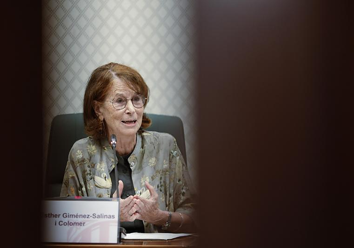 Esther Giménez-Salinas, durante su comparecencia en el Parlamento de Cataluña, en junio de 2022, tra ser propuesta como Síndic de Greuges
