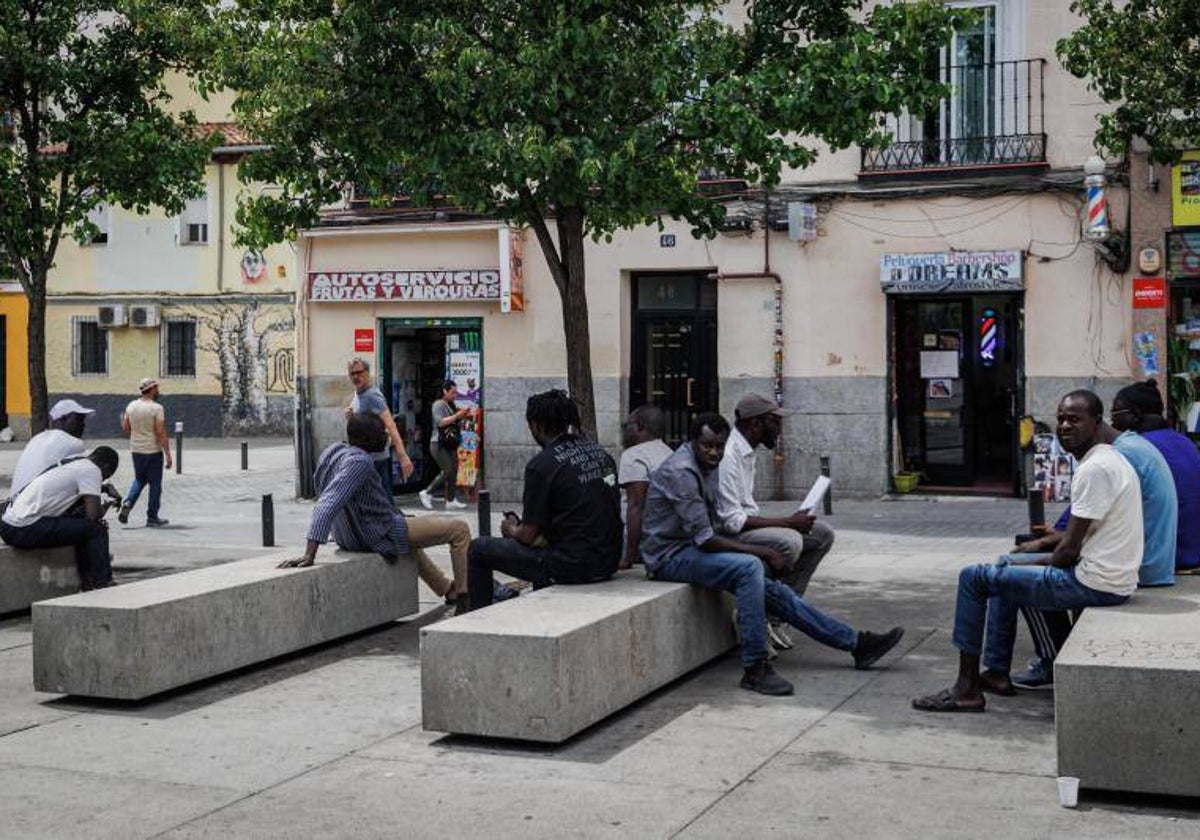 Varias personas, en la plaza de Nelson Mandela, uno de los puntos con mayor presencia policial de Lavapiés