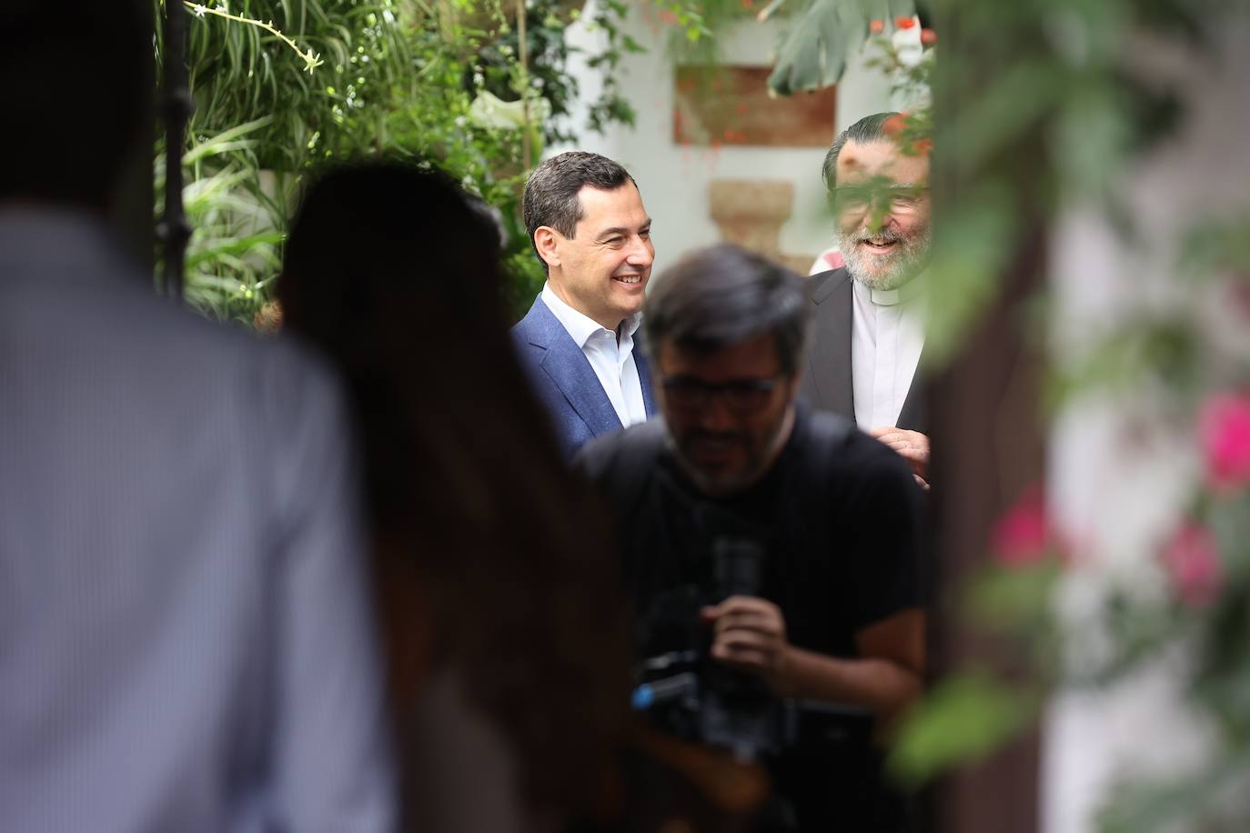 La visita de Juanma Moreno a los Patios de Córdoba, en imágenes