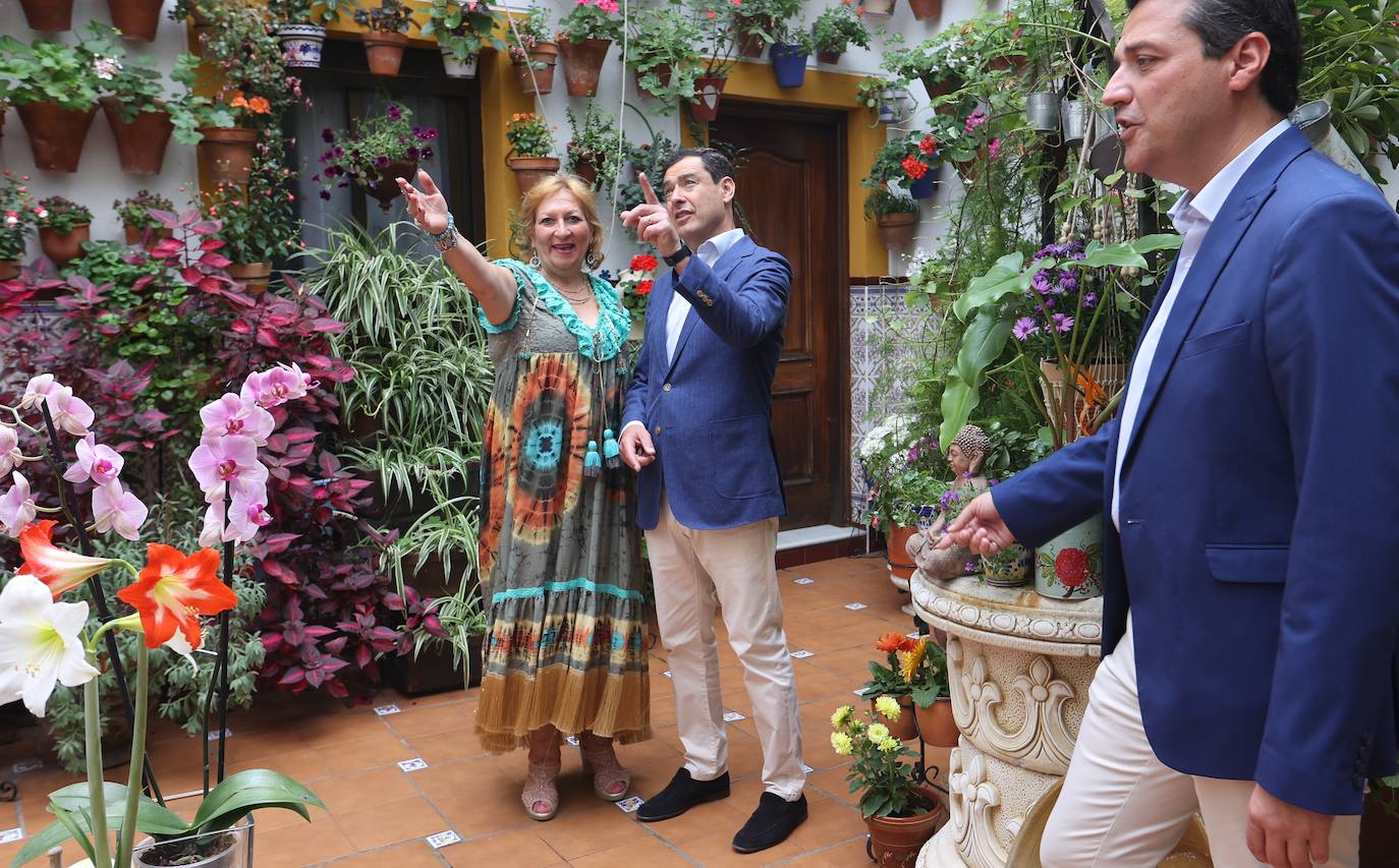 La visita de Juanma Moreno a los Patios de Córdoba, en imágenes
