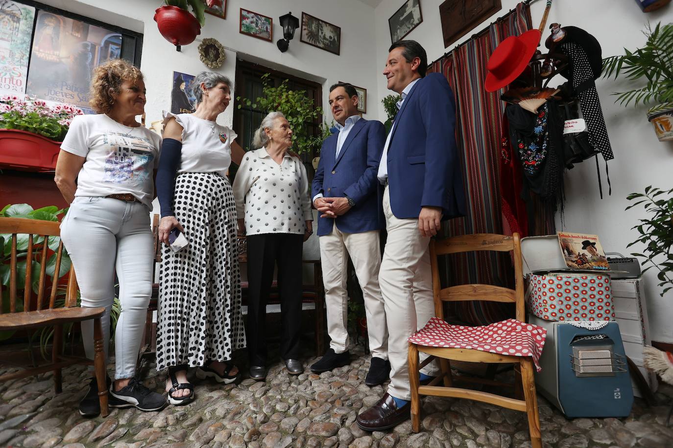 La visita de Juanma Moreno a los Patios de Córdoba, en imágenes