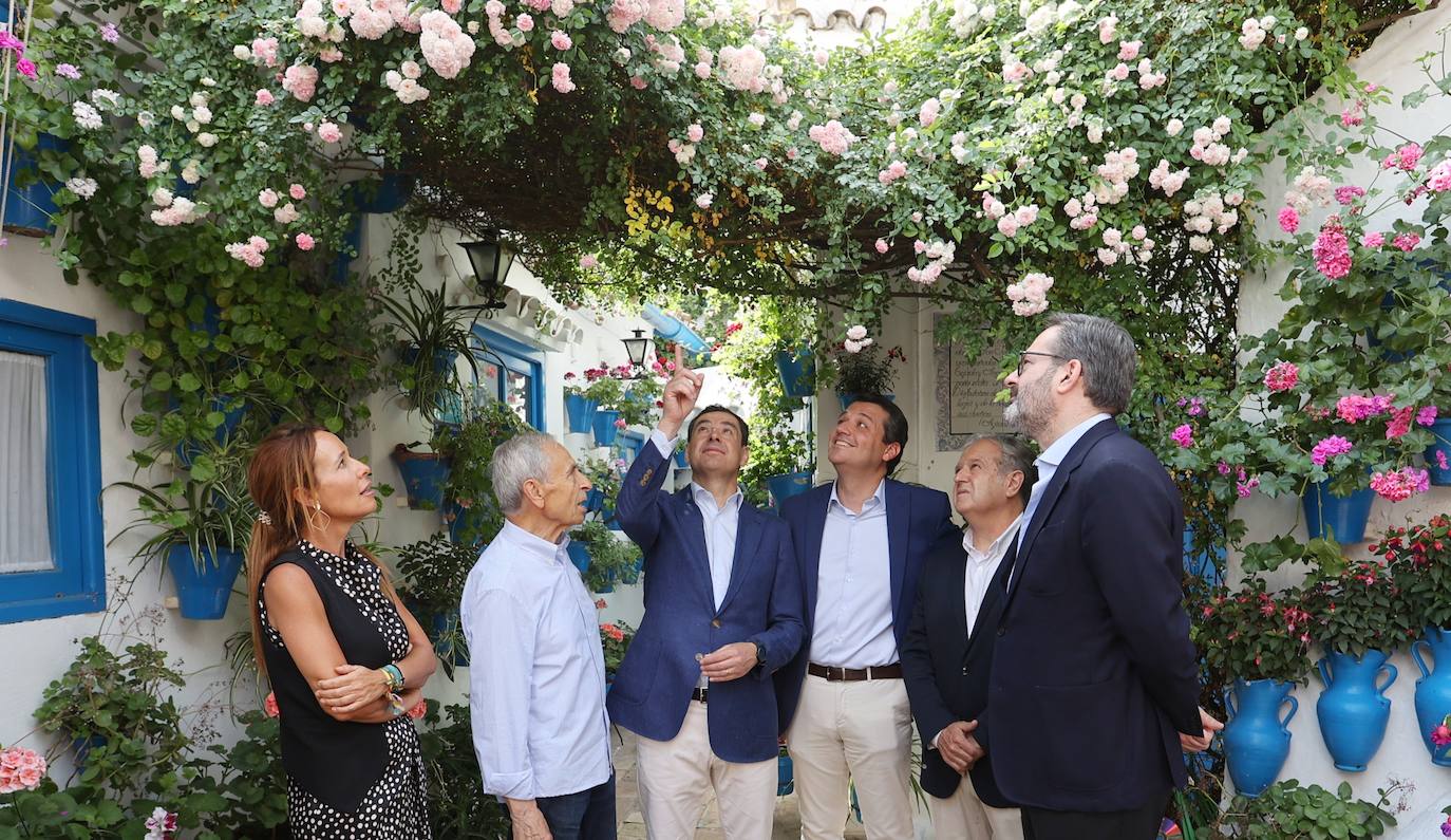 La visita de Juanma Moreno a los Patios de Córdoba, en imágenes