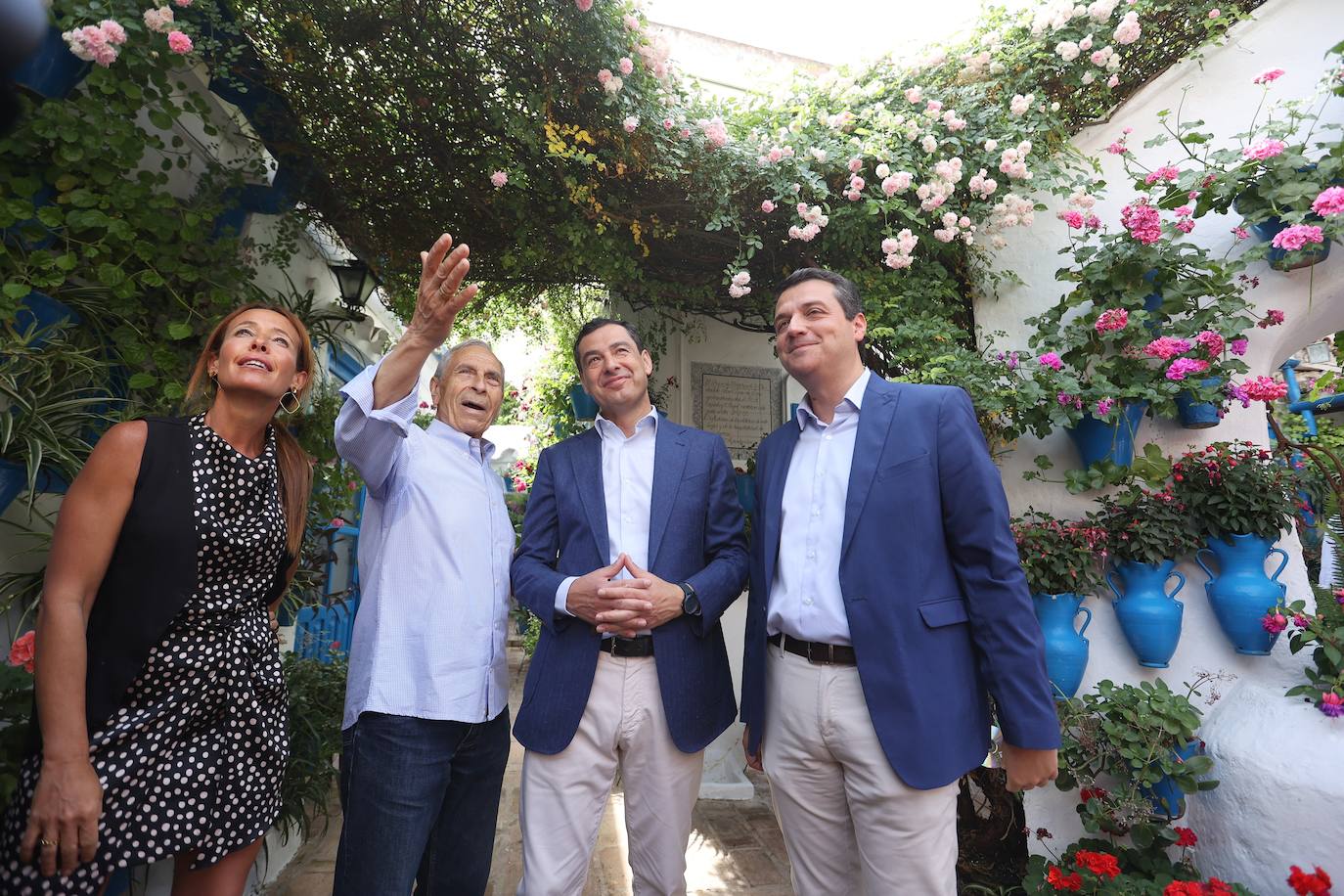 La visita de Juanma Moreno a los Patios de Córdoba, en imágenes