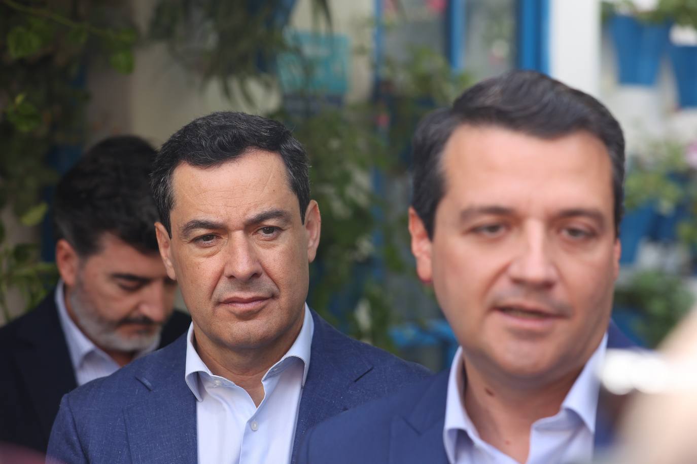 La visita de Juanma Moreno a los Patios de Córdoba, en imágenes