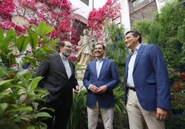 La visita de Juanma Moreno a los Patios de Córdoba, en imágenes